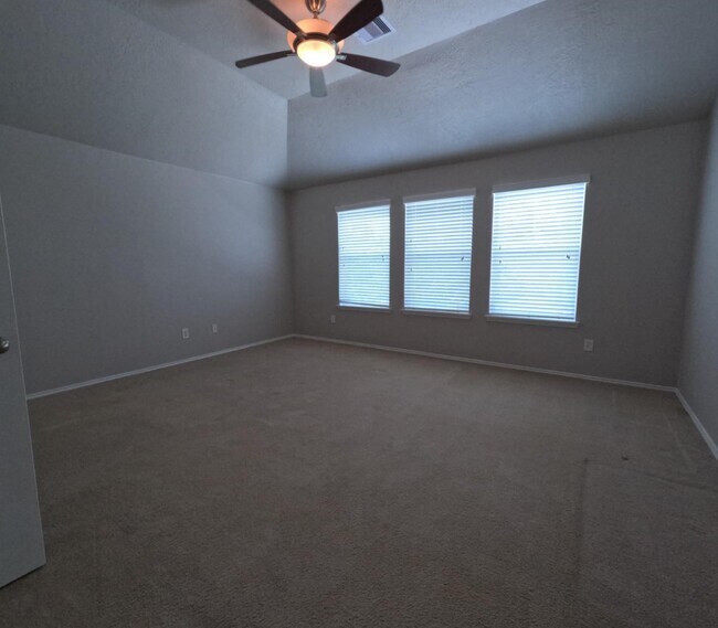 Building Photo - 2521 Saratoga Dr