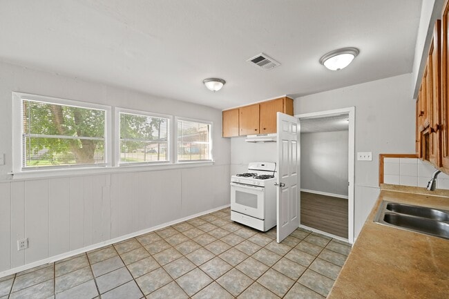 Building Photo - 1201 Orrel Dr