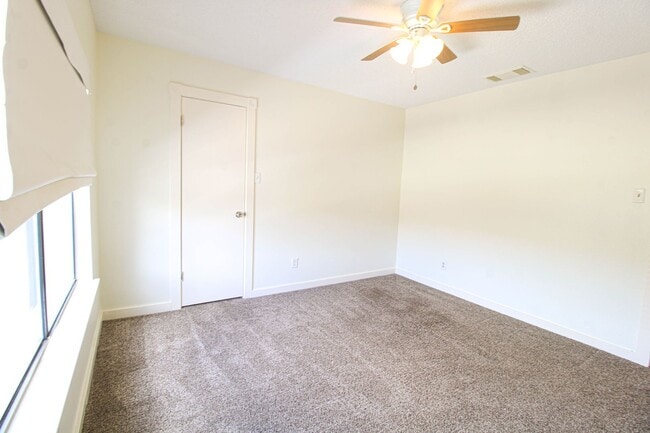 Building Photo - 8118 Chestnut Manor Dr