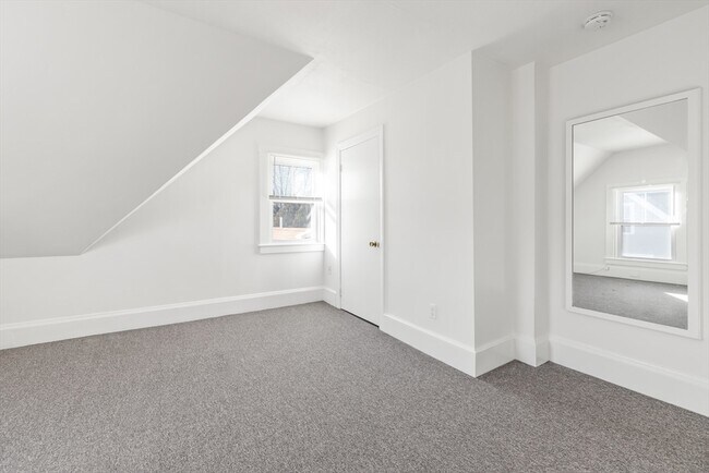 Building Photo - 33 Pearl St