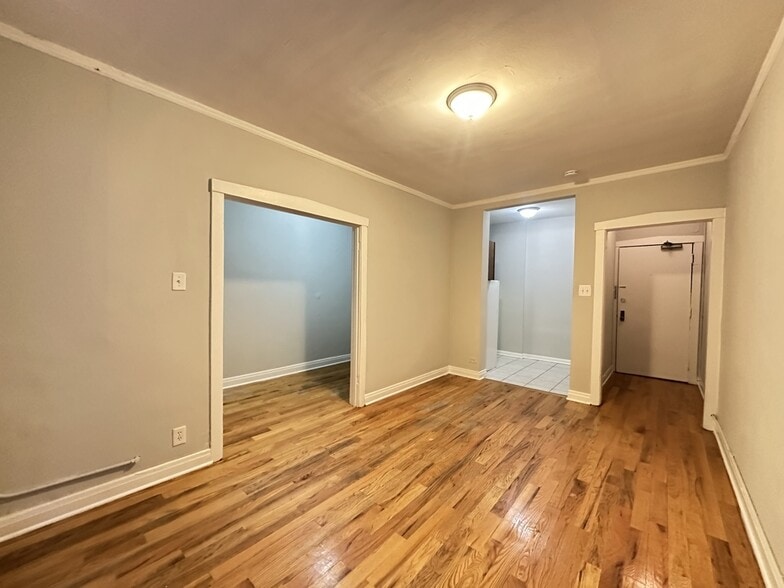 Building Photo - 516 W Melrose St