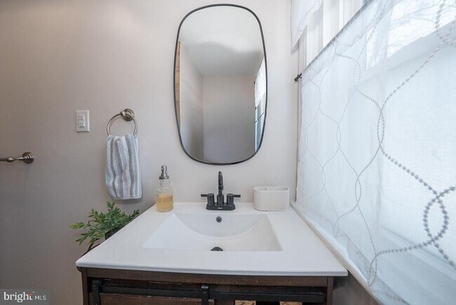 Building Photo - 227 E Hathaway Ln