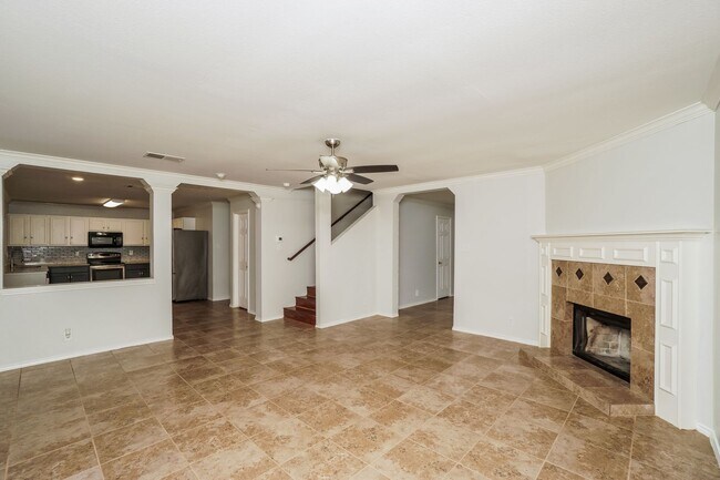 Building Photo - Large 5 Bedroom! Move in Ready!