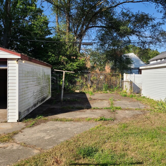 Building Photo - 3 Bedroom 1  Welcome Section 8
