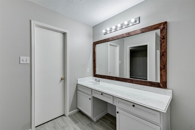 Building Photo - 7815 Barnhill Dr