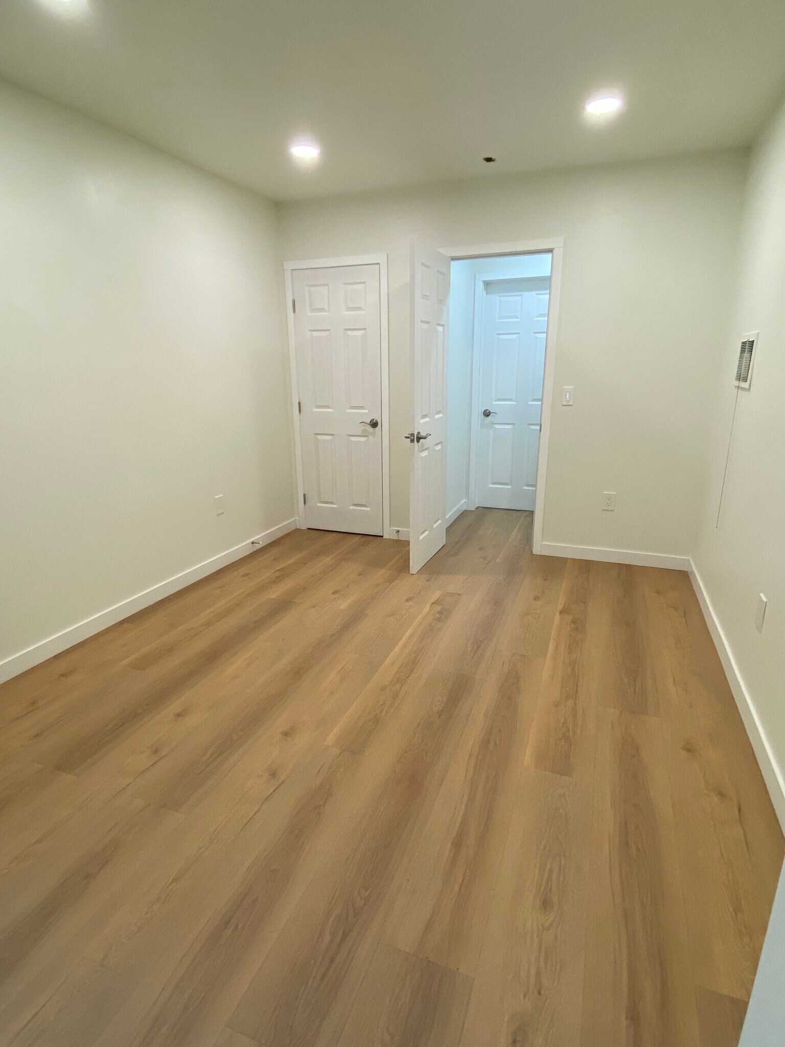 Building Photo - 1634 1/2 N Serrano Ave