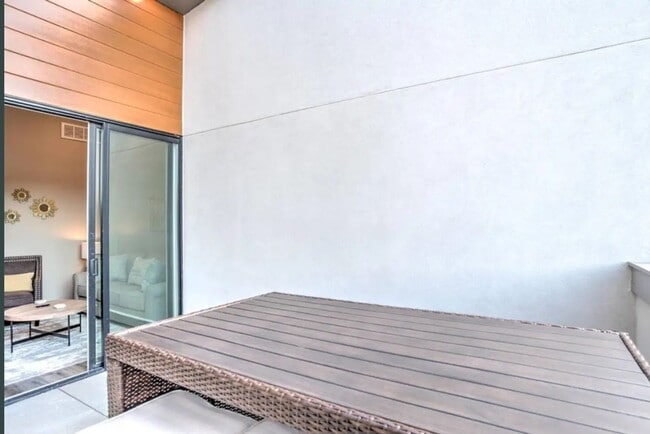 Building Photo - Stunning Furnished Townhouse in South Slope!