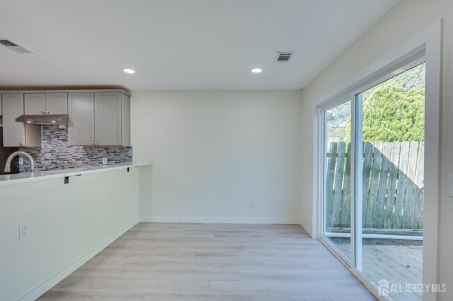 Building Photo - 6 Woodbury Rd