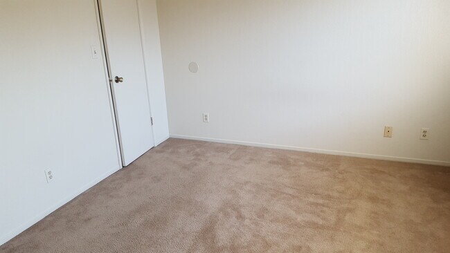 Building Photo - NEW LISTING - FRESH PAINT THROUGHOUT - 1 B...