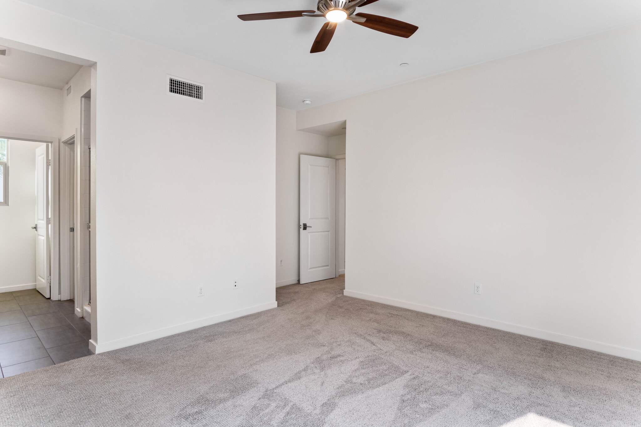 Building Photo - 5533 Palm Dr