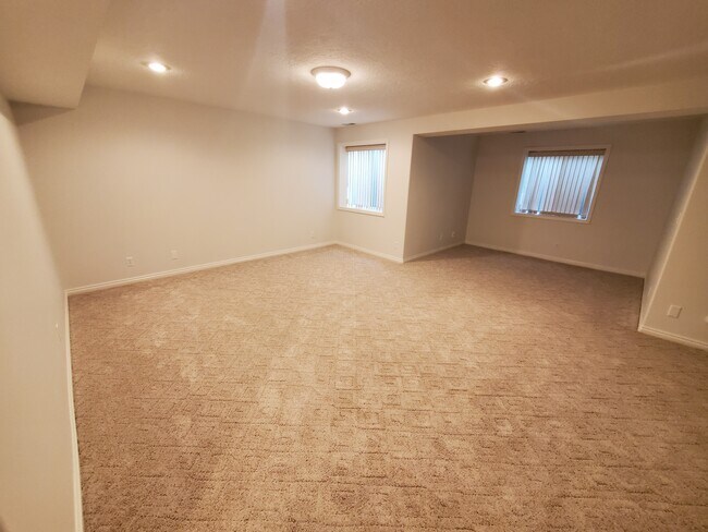 Building Photo - 920 Summerset Ct