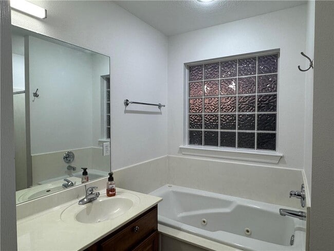 Building Photo - 285 Carrington Ave