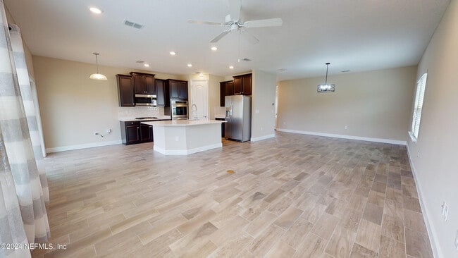Building Photo - 201 Silver Creek Pl