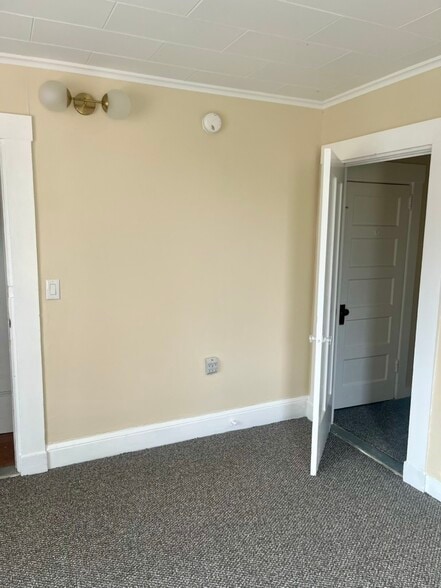 Second view of master bedroom - 29 Pine St