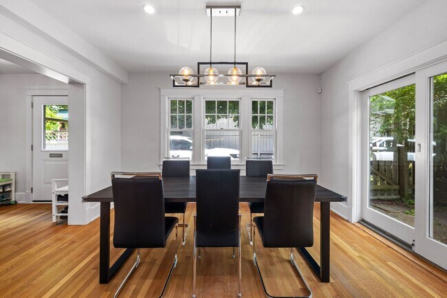 Building Photo - *Beautifully Updated & Spacious 4BD/3.5BA ...