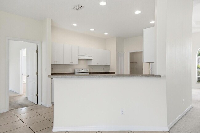 Building Photo - Close to Town Center and Shopping