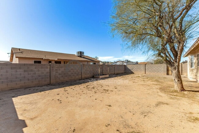 Building Photo - 703 W Hess Ave