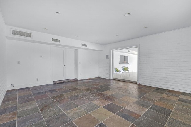 Building Photo - Mid-century modern home in Arcadia with pr...