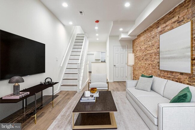 Building Photo - 912 N Milton Ave