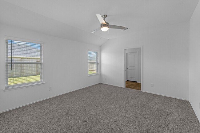 Building Photo - 3038 Lake Crest Dr