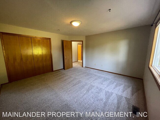 Building Photo - 3 br, 2.5 bath House - 2438 SOUTHSLOPE WAY