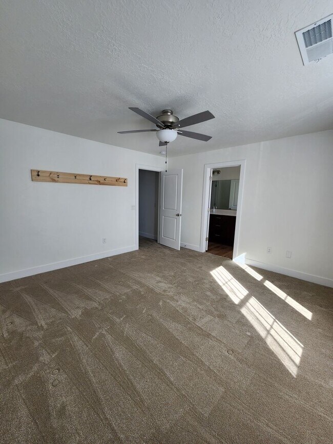 Building Photo - Beautiful Modern Townhome with Spacious La...