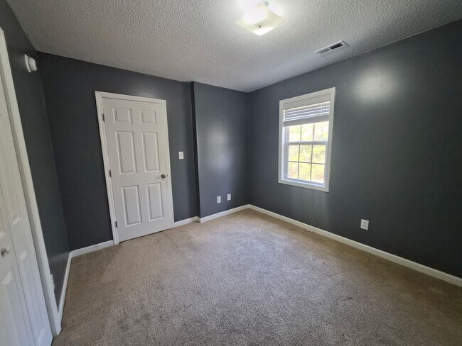 Building Photo - 305 Rack Ln