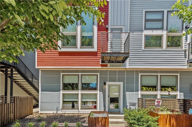 Building Photo - 352 W 5th St