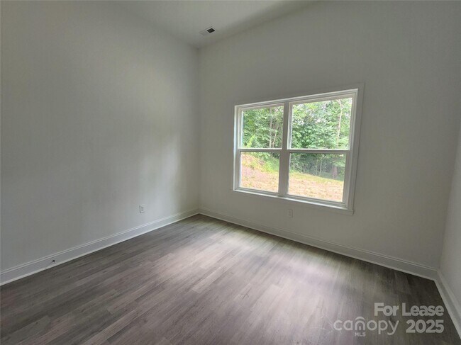 Building Photo - 869 Kathryn Dr SE
