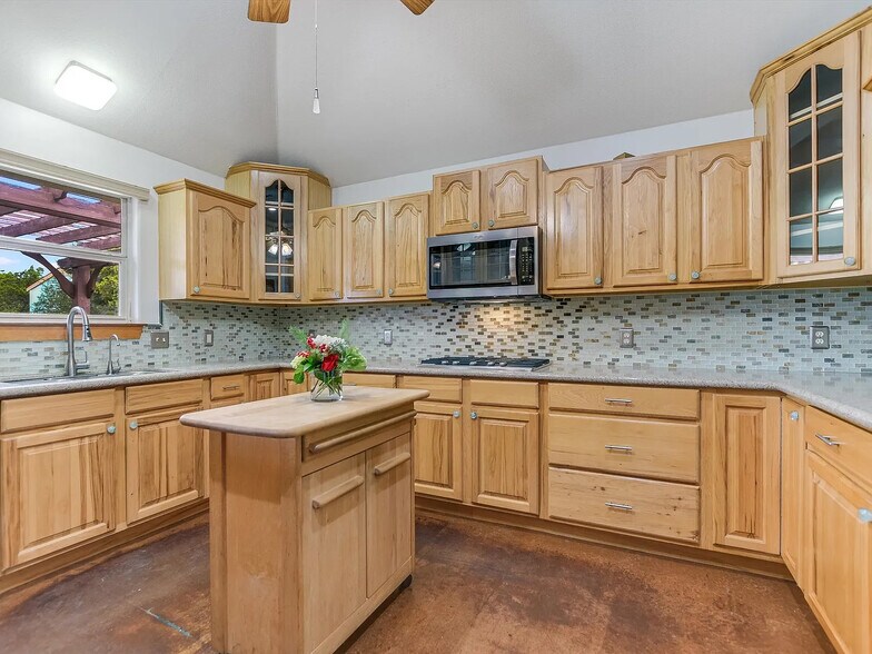 Building Photo - 1010 Foothills Dr