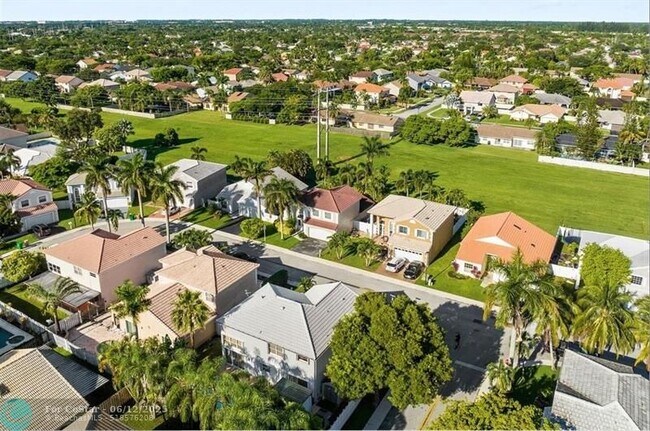 Building Photo - 611 Royal Palm Way