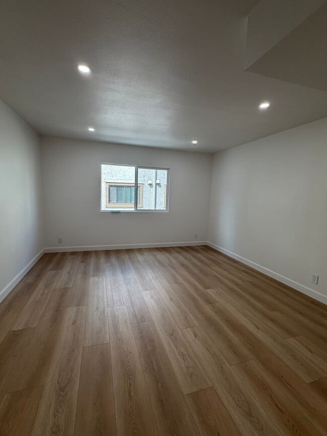 Building Photo - Townhome In Rosemead