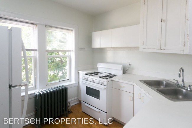 Building Photo - 4500 W Sunnyside Ave