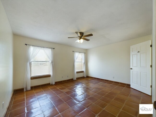 Building Photo - Single Level, single family home Available Now!