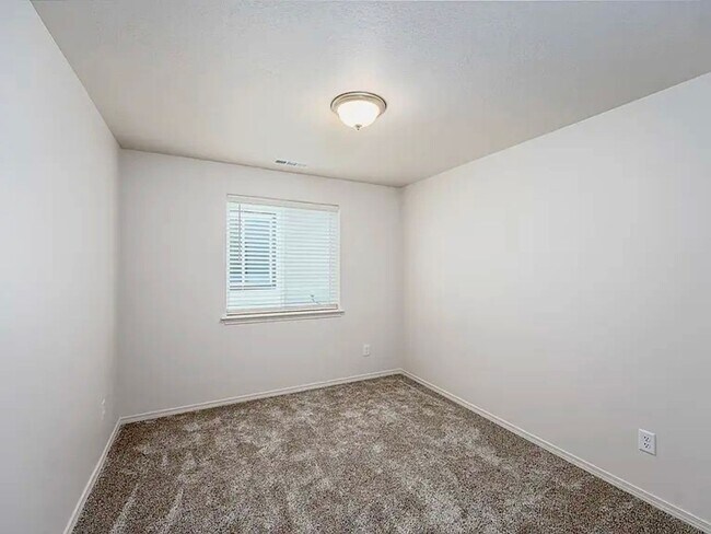 Building Photo - Well, maintained three bedroom 2 1/2 bath ...