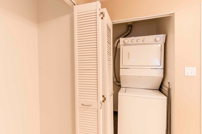 Building Photo - 250 King St