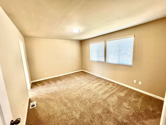 Building Photo - LIKE NEW Truly a MUST SEE! Move-in Ready