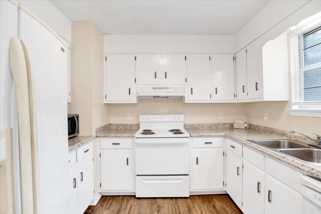 Building Photo - 4 Bed Home with Large Yard