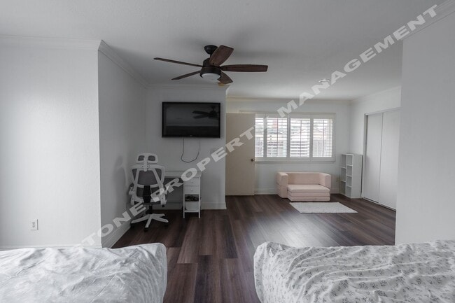 Building Photo - Luxury 4 Bed 3 bath