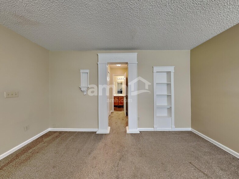 Building Photo - 325 Willow Green Dr
