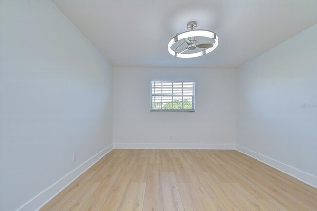 Building Photo - 200 Country Club Dr