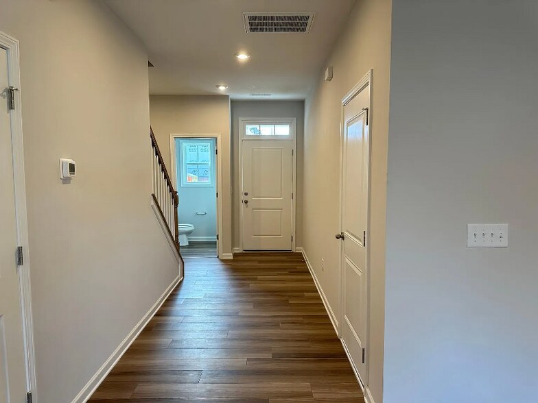 Building Photo - 3413 Oak Pass Dr