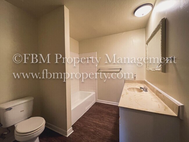 Building Photo - 202 N 23 1/2 St