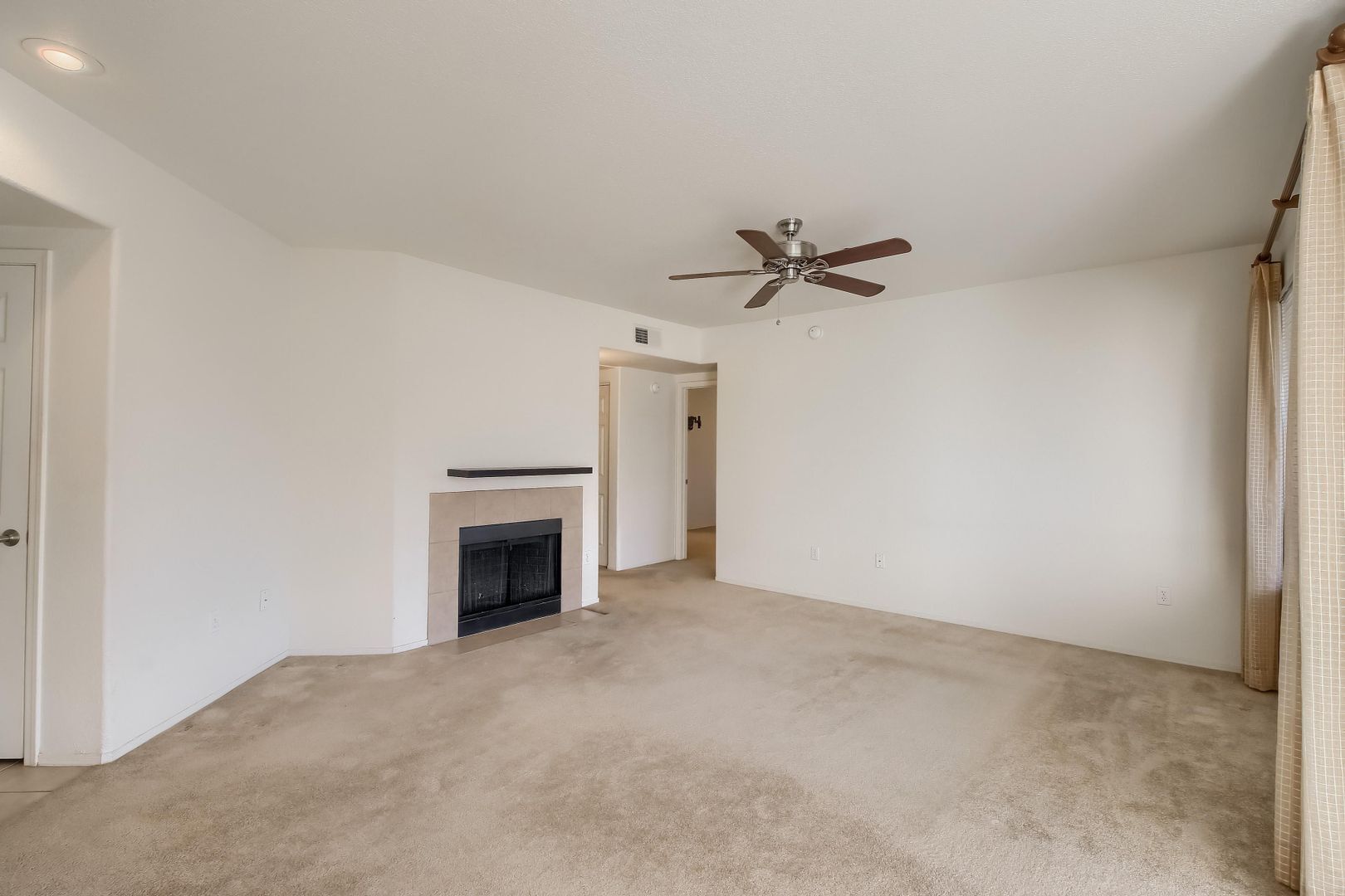 Building Photo - 4925 E Desert Cove Ave