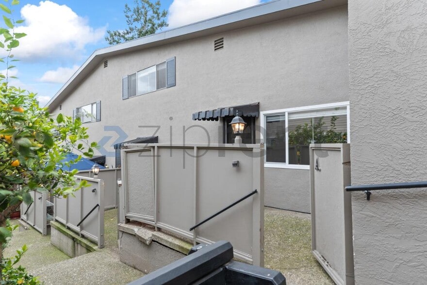 Building Photo - Unit A