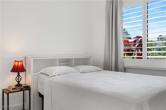 Building Photo - 331 NE 7th St