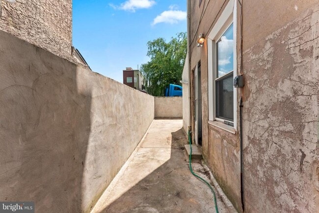 Building Photo - 1529 N Lawrence St