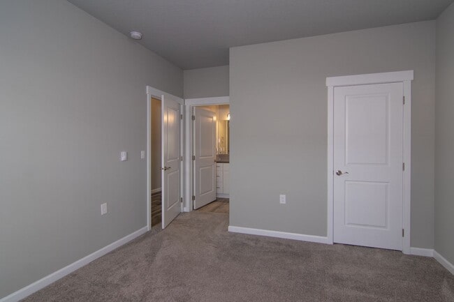 Building Photo - 2 Bed 2 Bath Single level home in Gated pr...