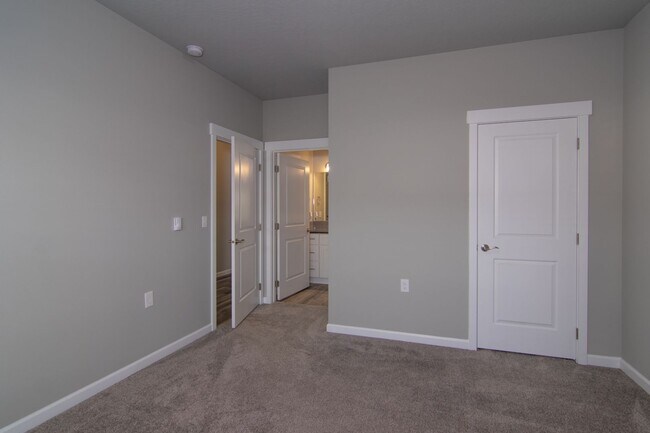 Building Photo - MOVE IN SPECIAL * FIRST MONTH FREE RENT* 2 Bed 2 Bath Single level home in Gated private community