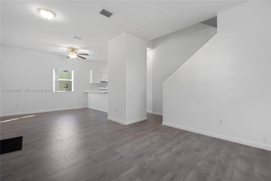 Building Photo - 5610 SW 43rd St